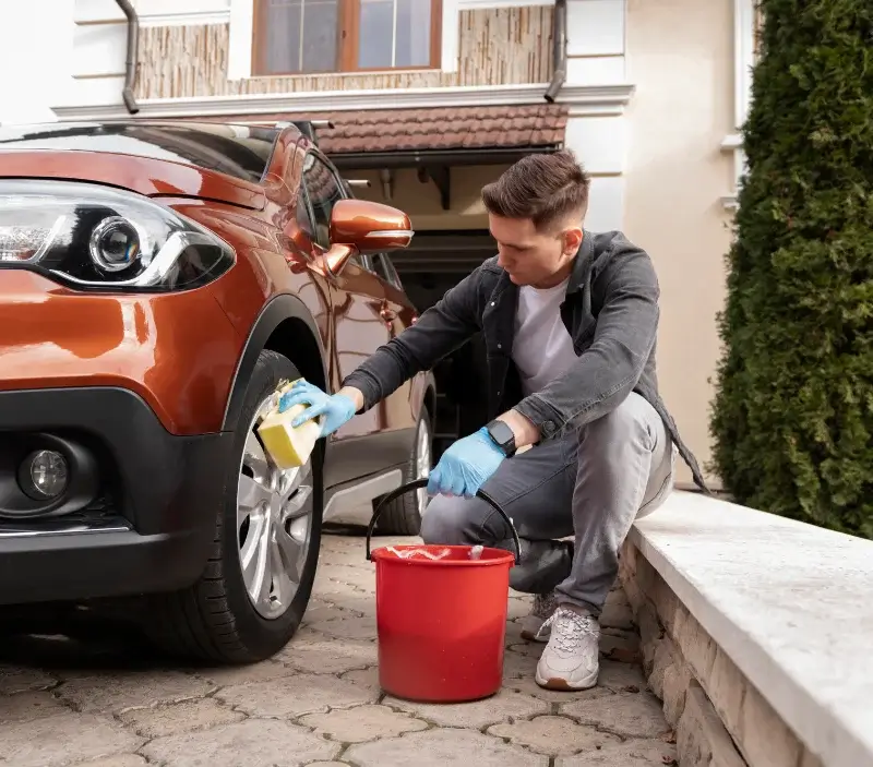 Lavage auto à domicile Oye-et-Pallet : professionnel intervenant sur un véhicule